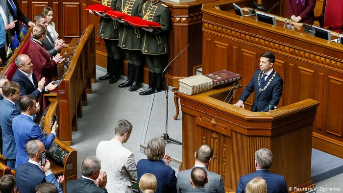 El cómico Vladímir Zelenski asumió la presidencia de Ucrania