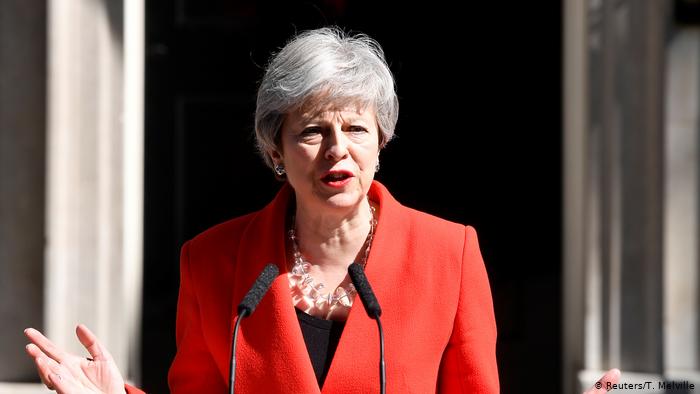 Se fue entre lágrimas: Theresa May anuncia su dimisión pero seguirá en funciones mientras se elige nuevo líder