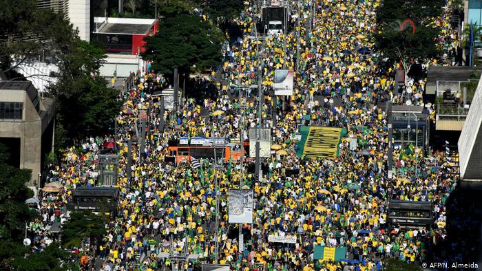 Miles de brasileños se manifiestan en apoyo de Bolsonaro