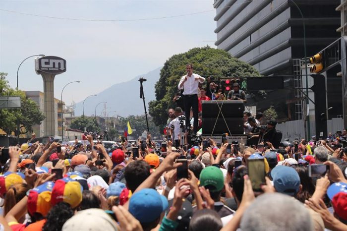 Venezolanos vuelven a las calles tras fallido alzamiento militar y Guaidó reaparece: “Hoy no hay vuelta atrás”