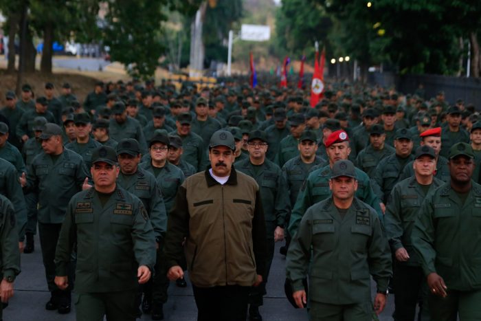 Maduro pide a militares desarmar a los «traidores y golpistas»