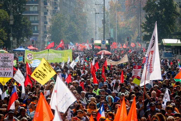 Las dos caras del 1 de mayo: pacífica marcha de la CUT se ve eclipsada por disturbios en la manifestación de la Central Clasista