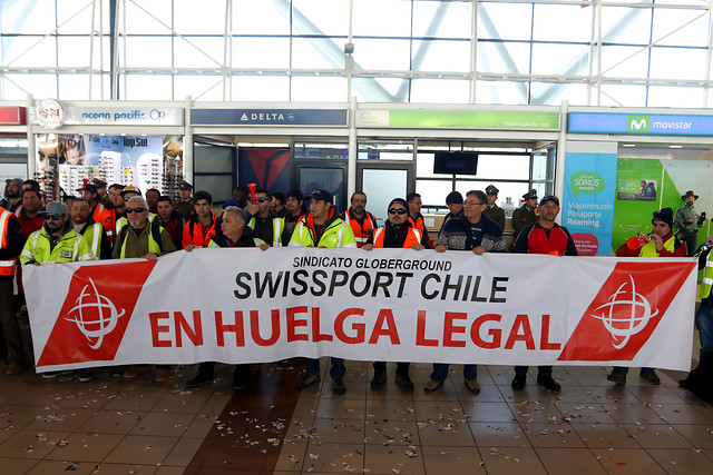 Tensión máxima en el Aeropuerto de Santiago: manifestación provoca intensos incidentes