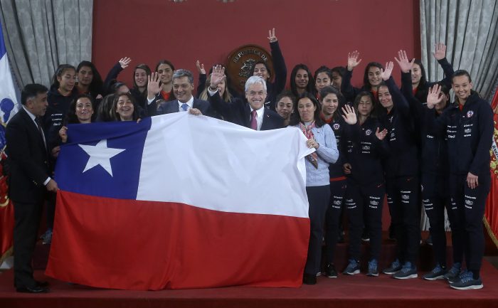 La Roja femenina visitó La Moneda antes de partir a Francia para disputar la Copa del Mundo