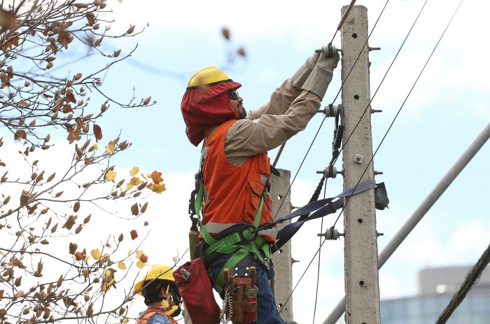 Temporal en la Región Metropolitana: Enel informa que aún hay 9.531 clientes sin suministro eléctrico