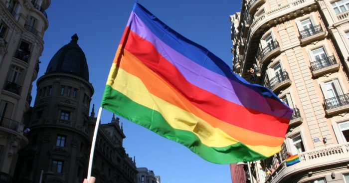 «Es injusto y agresivo contra la dignidad de la población LGBTI»: Movilh dirigió carta al rector de la UC tras rechazar bandera de la diversidad