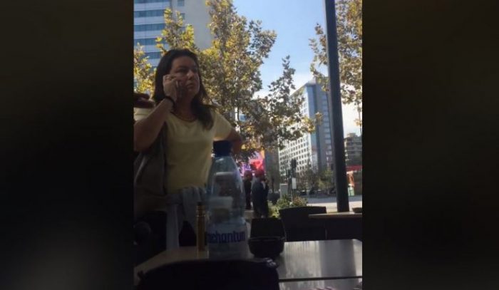 Mujer que lanzó café a estudiante se defiende y asegura que la han amenazado de muerte