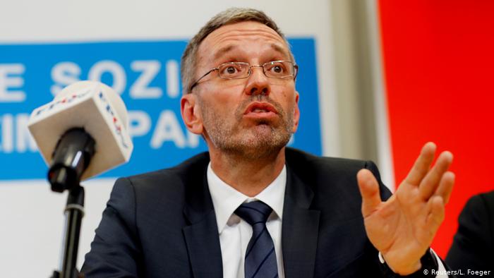 Ministros de ultraderecha abandonan el Gobierno austríaco tras escándalo de corrupción