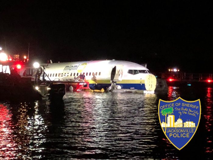 Avión al agua: Boeing 737 se sale de pista y cae a un río de Florida