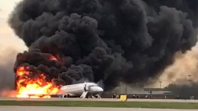 Moscú: al menos 41 personas mueren tras el aterrizaje de emergencia e incendio de un avión de Aeroflot