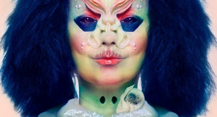 Björk abre su mente al público en «Cornucopia», un «show» de otro planeta