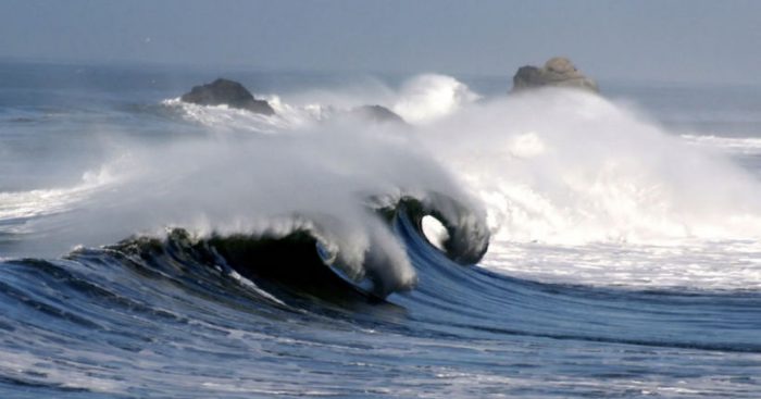 Científicos chilenos simulan eventos extremos similares a las olas gigantes en el mar