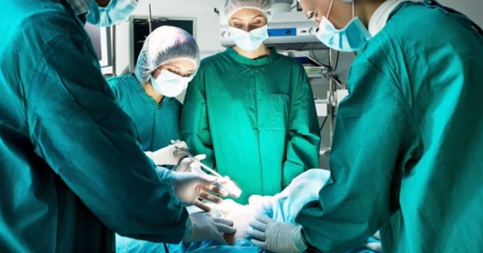 Ante mejora en cifras del covid-19, clínicas agendan primeras cirugías de pacientes Fonasa en listas de espera
