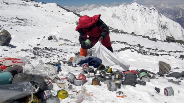 Cuatro cadáveres y 11 toneladas de basura recogidos en limpieza del Everest