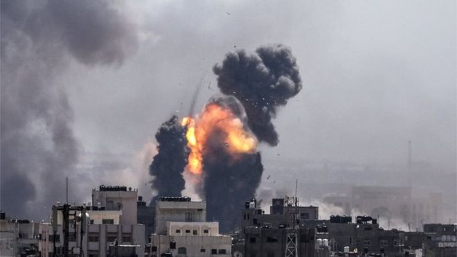 Escalada de violencia en Gaza: palestinos lanzan centenares de cohetes e Israel responde con bombardeos