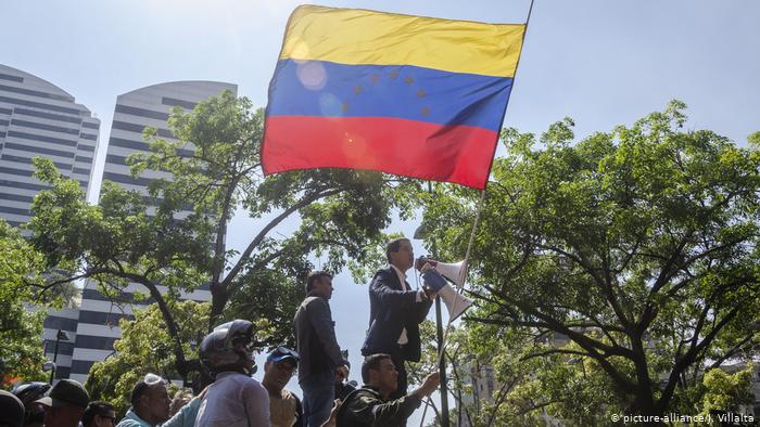 Guaidó llama a marchar hacia unidades militares para exigir que cese apoyo militar a Maduro