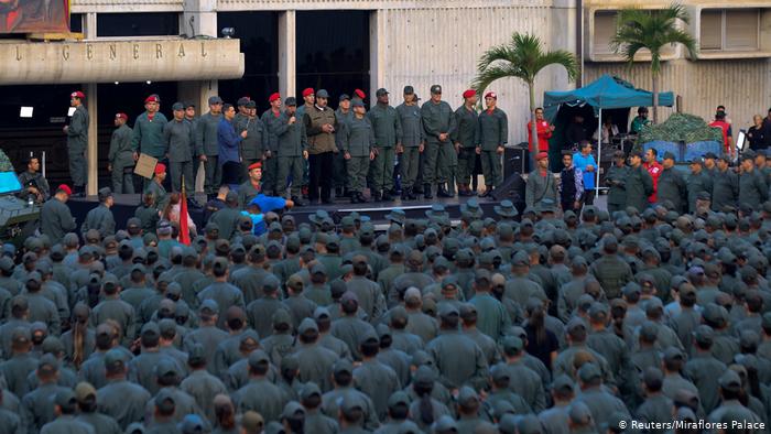 Guaidó desafía a Maduro con marchas hacia cuarteles de Venezuela