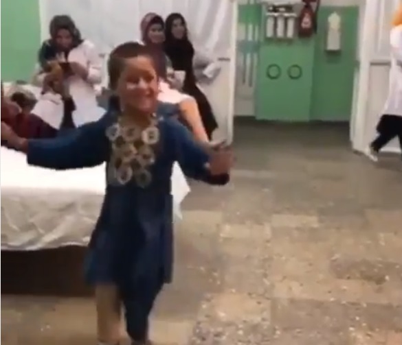Niño afgano baila feliz luego de recibir su nueva pierna ortopédica