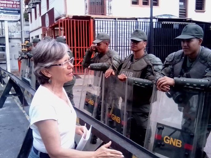 Partidarios de Guaidó entregan mensajes en cuarteles militares de Venezuela