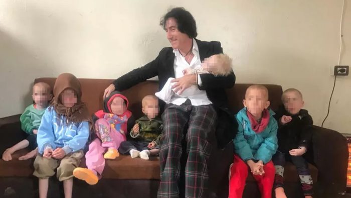 Final feliz: niños con ascendencia chilena abandonan Siria y llegan a Suecia con su abuelo