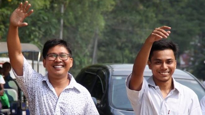 Myanmar libera a los dos periodistas de Reuters condenados mientras investigaban muertes de los rohingya