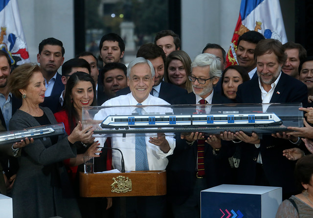 Anuncio de tren Santiago-Melipilla: Piñera saca un as de la manga en una de las peores semanas de su Gobierno