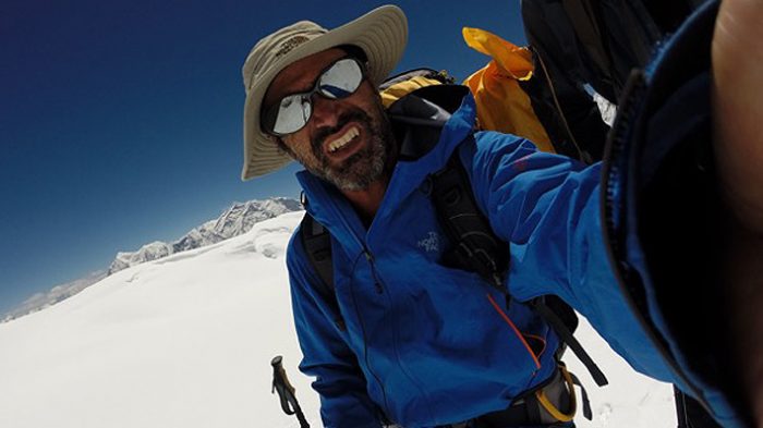 Equipos de rescate buscan a chileno que desapareció en la tercera montaña más alta del mundo