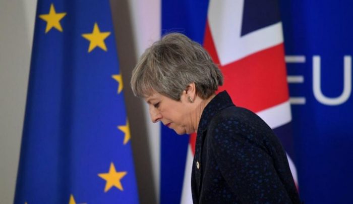 Comisión Europea lamenta salida de May pero asegura que no cambia la posición de la UE sobre el Brexit