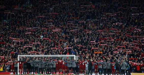 La emocionante entonación del «You’ll never walk alone» de los hinchas del Liverpool tras derrotar al Barcelona