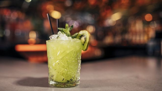 El éxito de las «barras sobrias», los bares para millennials donde no se sirve alcohol