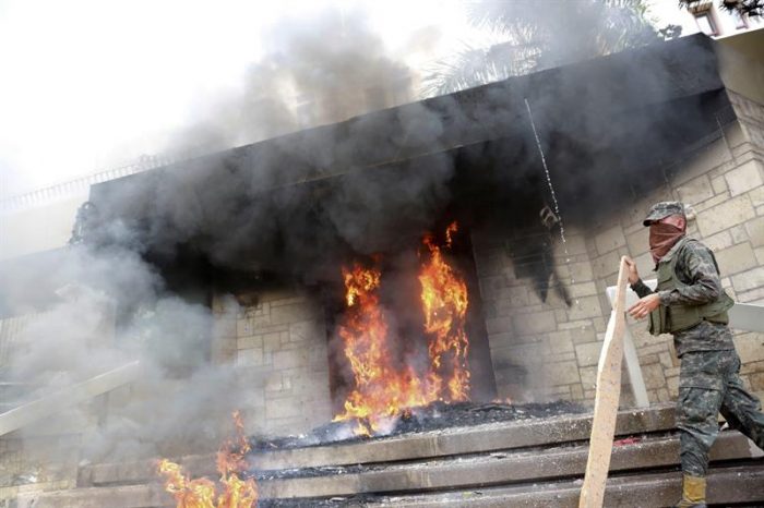 Incendio en la embajada de Estados Unidos y saqueos marcan protestas en Honduras