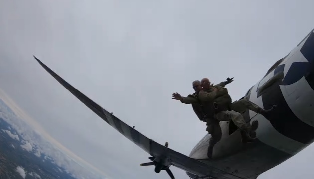 Veterano de guerra realizó el mismo salto en paracaídas luego de 75 años