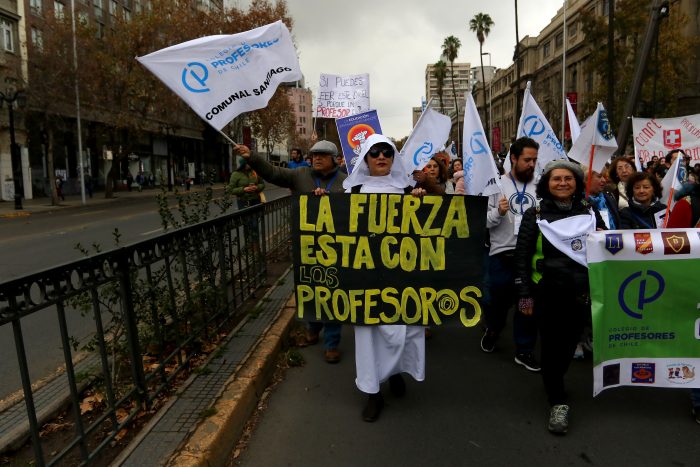 Se inicia marcha nacional de profesores convocada en el centro de Santiago