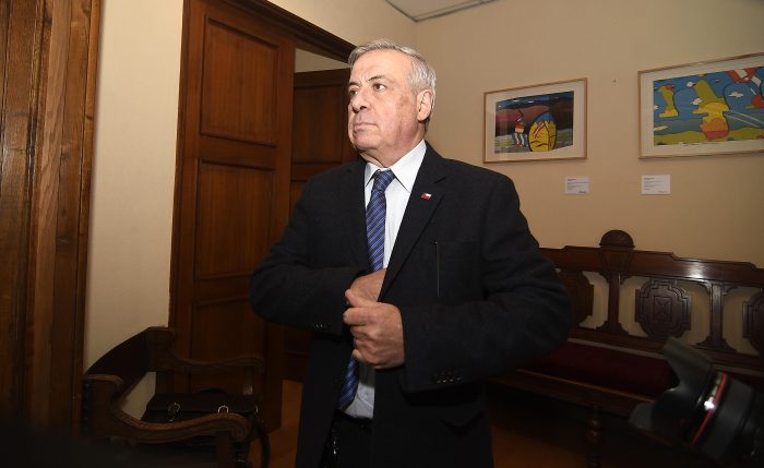 Ministro Mañalich asegura que es «imposible» petición de la oposición para financiar la Ley del Cáncer