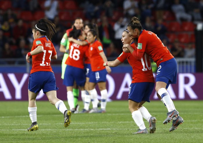 A uno: Chile hace historia ganando su primer partido en un Mundial pero no le alcanza para clasificar