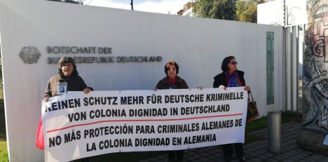 Manifestación en la embajada de Alemania por cierre de investigación contra Hartmut Hopp, ex médico de Colonia Dignidad