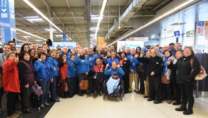 El novedoso programa laboral para adultos mayores de Walmart Chile