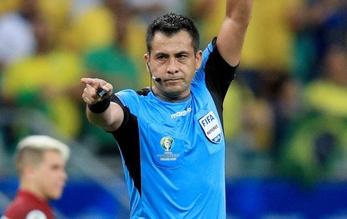 El árbitro chileno Julio Bascuñán fue ampliamente felicitado por su labor en el Brasil-Venezuela y sus tres goles anulados