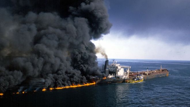 Estrecho de Ormuz: qué fue la «guerra de los petroleros», la crisis que hace 3 décadas casi llevó a una guerra entre EE.UU. e Irán
