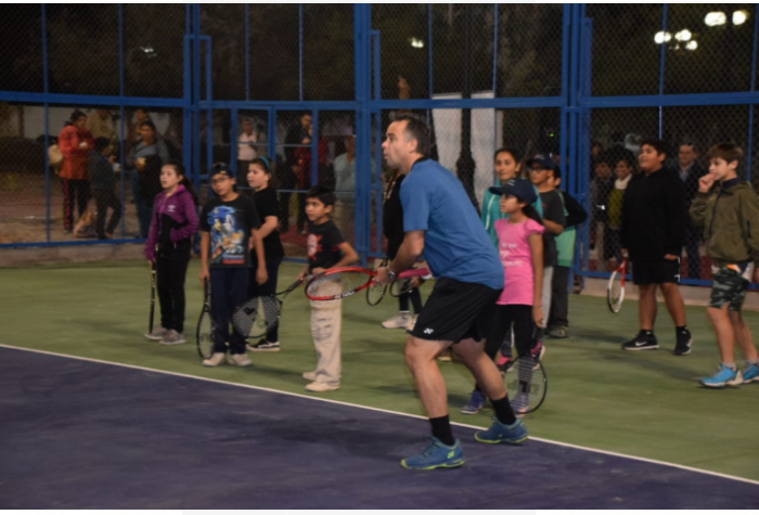 Fernando González inaugura cancha de tenis municipal en el oasis de Pica