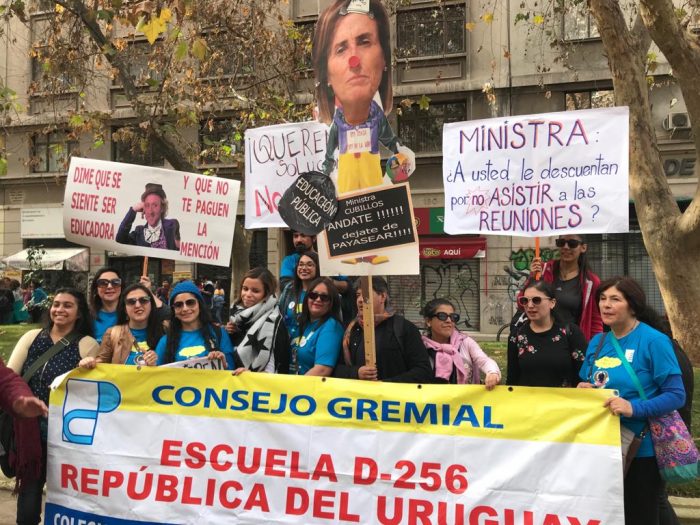 Tres grandes marchas de profesores se conectan en el centro de Santiago