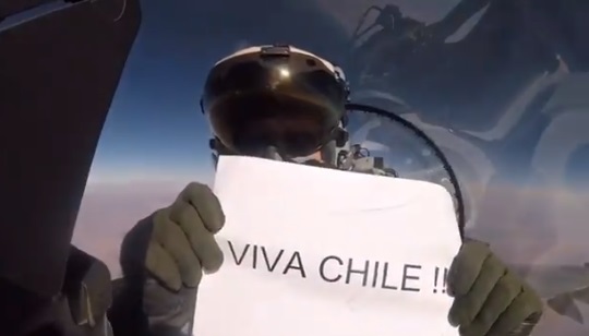 Piloto de la Fach envía apoyo a la selección chilena desde 40 mil pies de altura