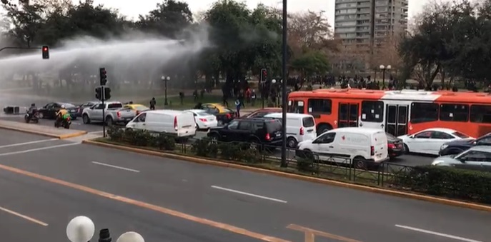Estudiantes secundarios cortaron calle en el sector Plaza Baquedano en contra de Aula Segura