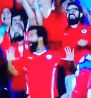 Todo fue celebración: hincha chileno se hace viral por sus bailes en el partido contra Japón