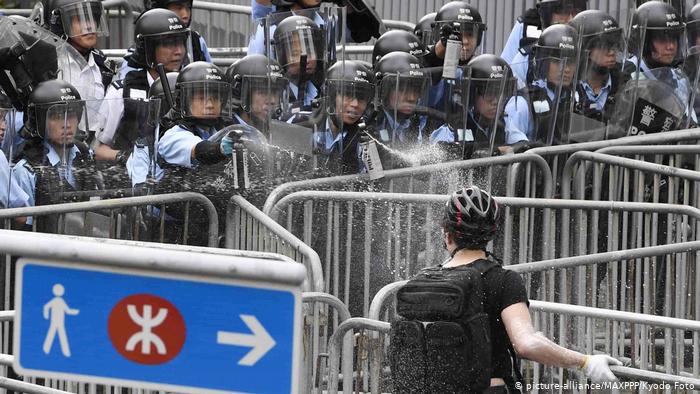 La policía carga contra los manifestantes en Hong Kong cuando trataban de llegar al Parlamento