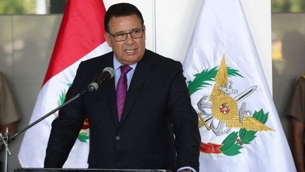 De un infarto fallece el ministro de Defensa peruano en pleno viaje de trabajo