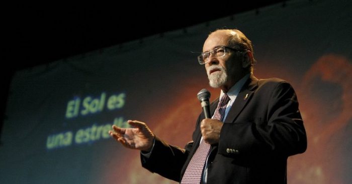 José Maza intentará batir un récord Guinness con la clase científica más masiva en Chile