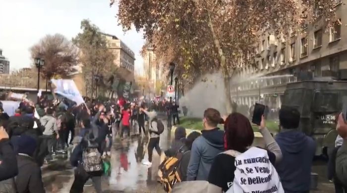 Con incidentes en pleno centro de Santiago terminó la gran marcha de profesores