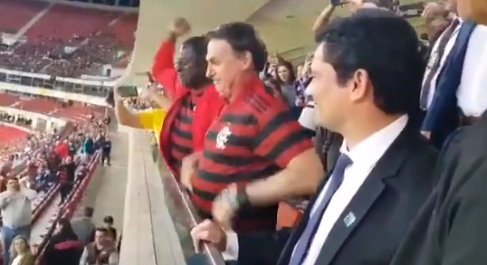 Bolsonaro participó en partido de fútbol a beneficio y terminó tirado en el suelo luego de convertir un gol