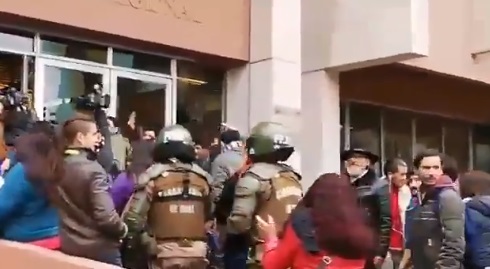 Carabineros desaloja a profesores de la Intendencia de Valparaíso luego de lanzar bombas lacrimógenas al interior de sus oficinas